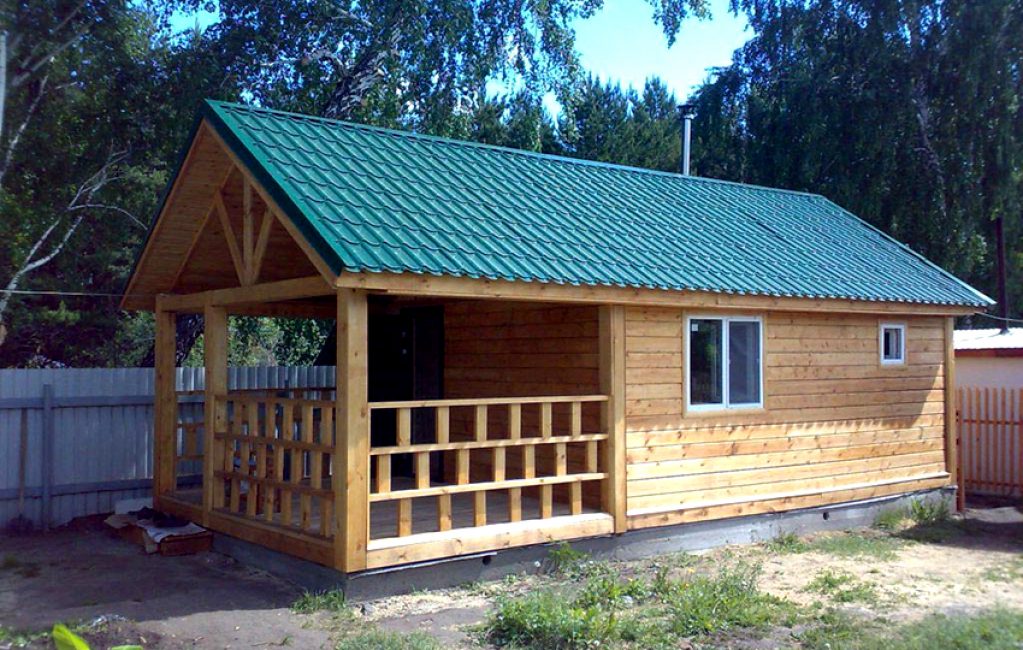 Bâtiment en bois lamellé-collé avec auvent