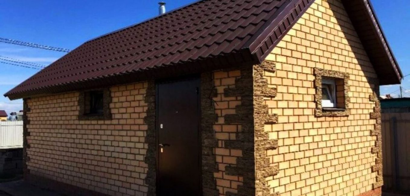 Bâtiment en brique avec carrelage d'angle aspect pierre naturelle