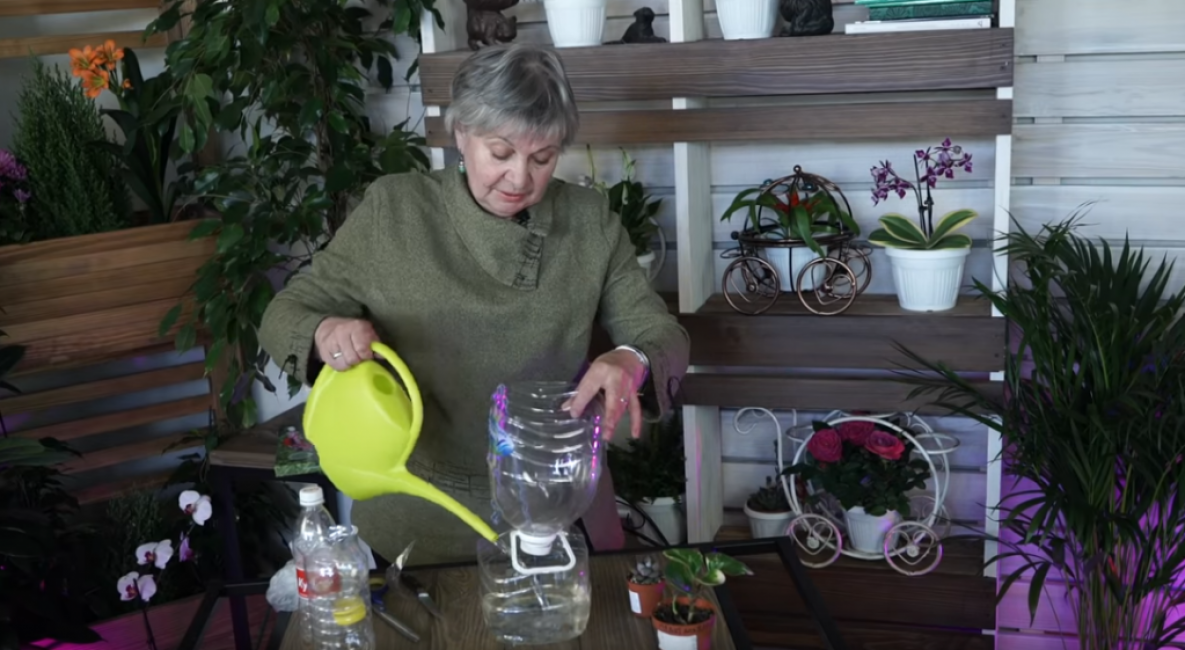 Si vous avez besoin d'ajouter de l'eau, soulevez simplement la bouteille et ajoutez de l'eau dans le réservoir inférieur.