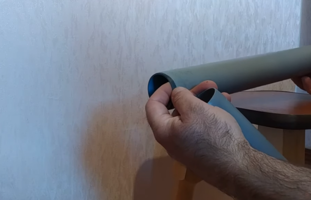 Un tel chanfrein peut être réalisé à l'aide de n'importe quel abrasif, marché avec une meule émeri ou d'une autre manière.