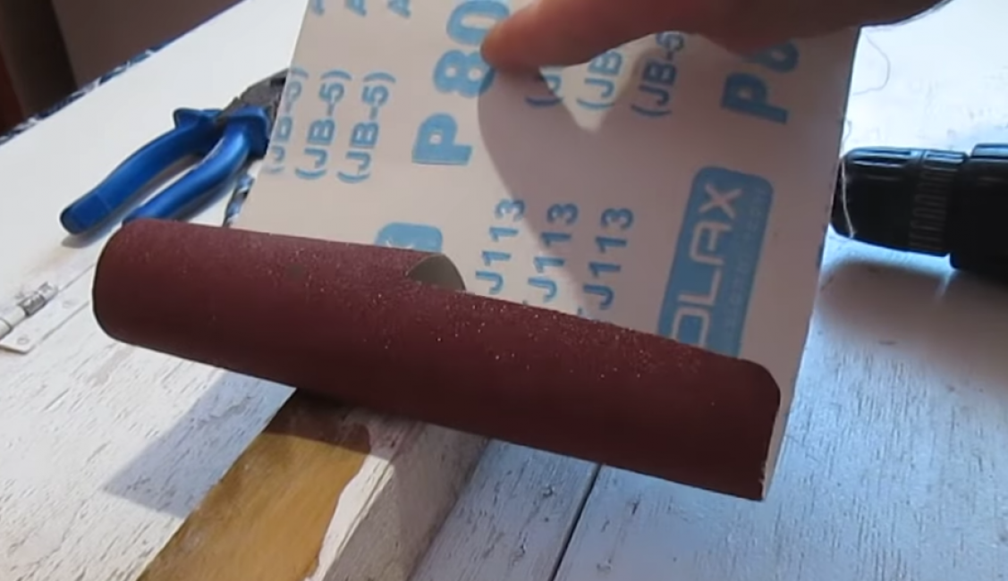 Pour l'affûtage, vous aurez besoin de papier de verre 80. Vous devez en couper un petit morceau.