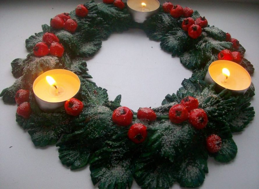 La guirlande de Noël en pâte à sel peut sembler très naturelle