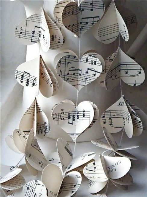 Coeurs inhabituels de papier à musique