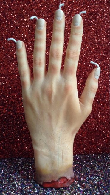 Une main de cire effrayante est un excellent moyen d'effrayer vos invités d'Halloween.