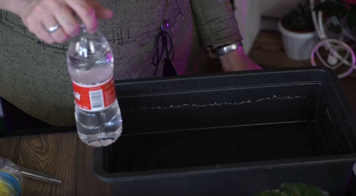 Vissez le bouchon et retournez la bouteille. Comme vous pouvez le voir, l'eau ne coule pas du trou.