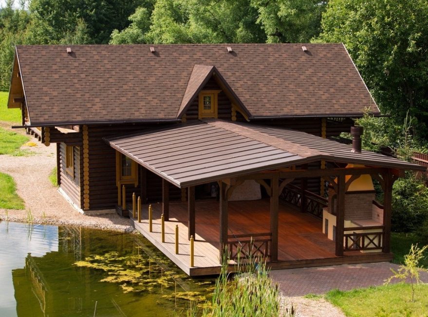 Complexe récréatif de sauna dans le domaine avec une terrasse près de l'étang