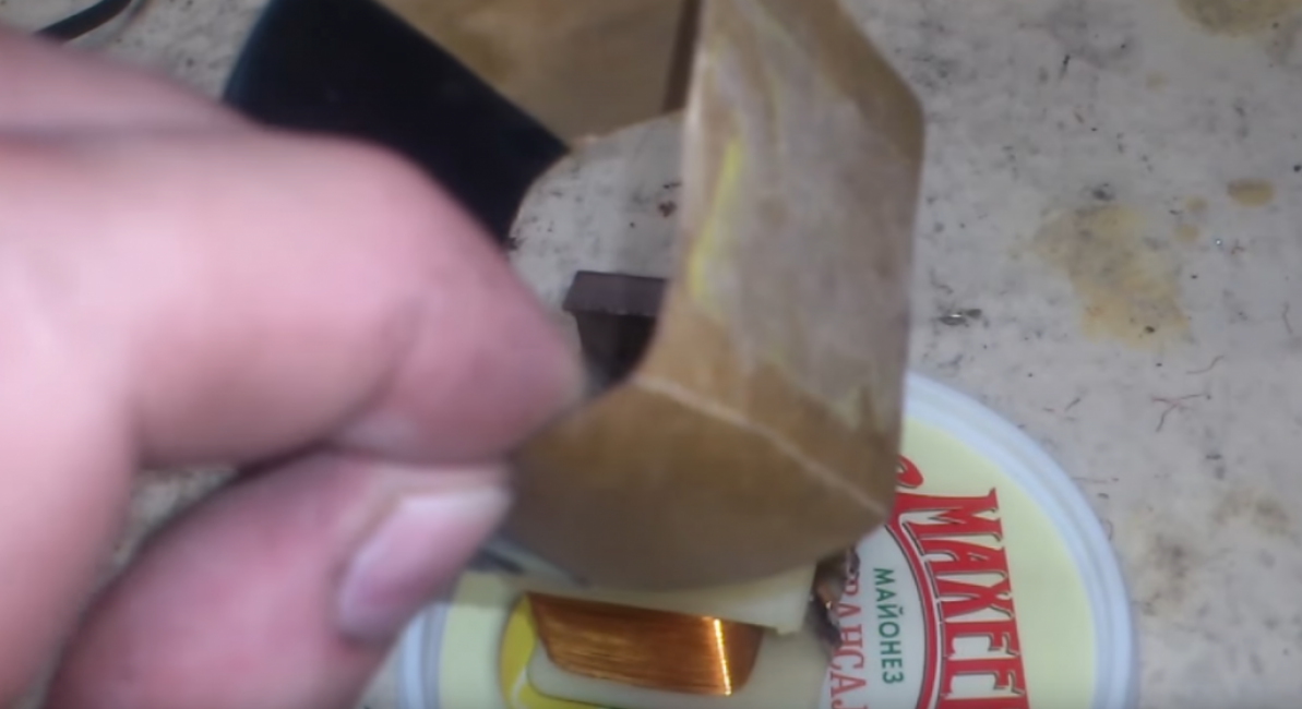 Nous fabriquons des boîtes en carton ou en papier. Vous y verserez de la résine époxy qui servira de mastic.