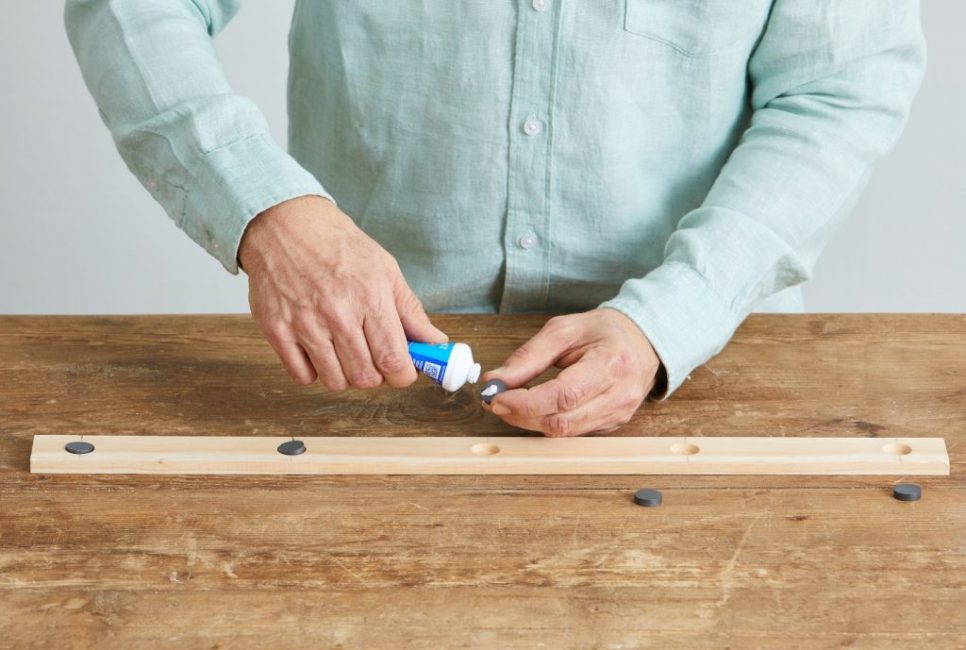 Lorsque tous les aimants sont insérés à l'intérieur, vous devez attendre que la colle sèche.