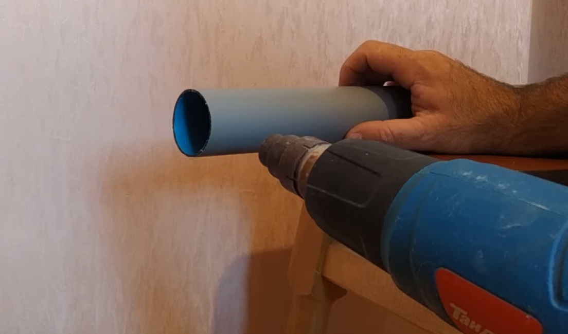 Maintenant, vous avez besoin d'un sèche-cheveux de bâtiment. Avec lui, nous commençons à réchauffer le bout du tuyau.