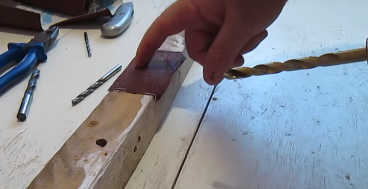 Ensuite, à l'aide d'une agrafeuse, fixez la pièce coupée à un bloc de bois de taille appropriée.