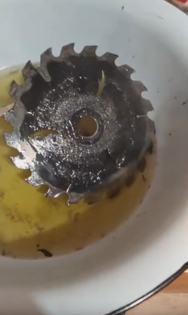 Après cinq minutes d'ébullition, l'eau deviendra trouble et sale, car toute la rouille y restera. Utilisez un couteau pour vérifier si toute la rouille a disparu en soulevant le disque au-dessus de la surface du liquide.