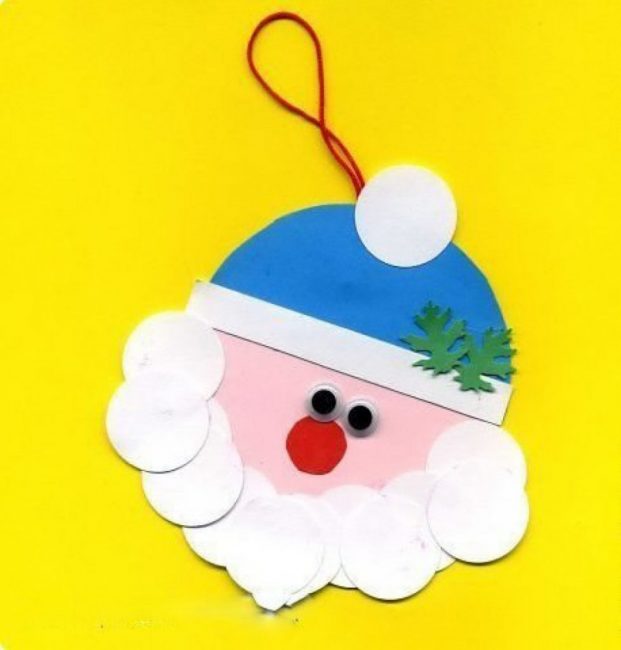 Yeux, nez et brindilles de sapin de Noël sur le capuchon