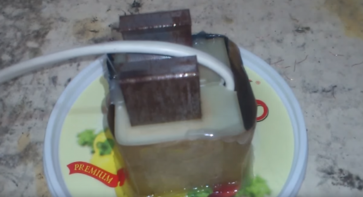 Remplissez la boîte avec de l'époxy. Pour le rendre facile à enlever, nous utilisons une surface comme substrat. Un couvercle en plastique fonctionne très bien.