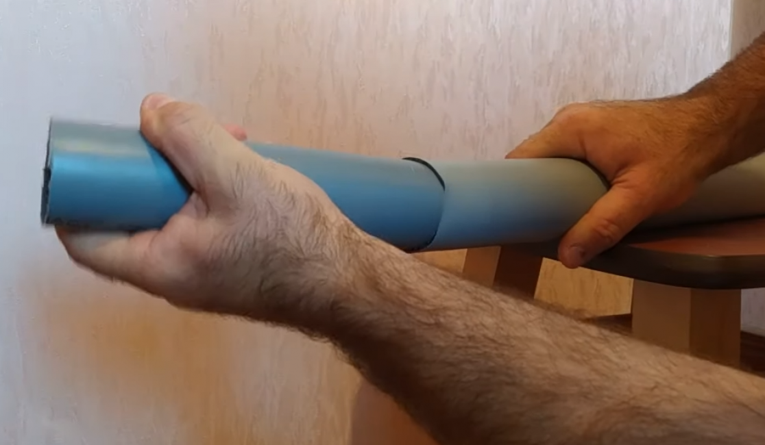 Vous pouvez maintenant connecter les deux tuyaux tant que l'un d'eux reste chaud et flexible.