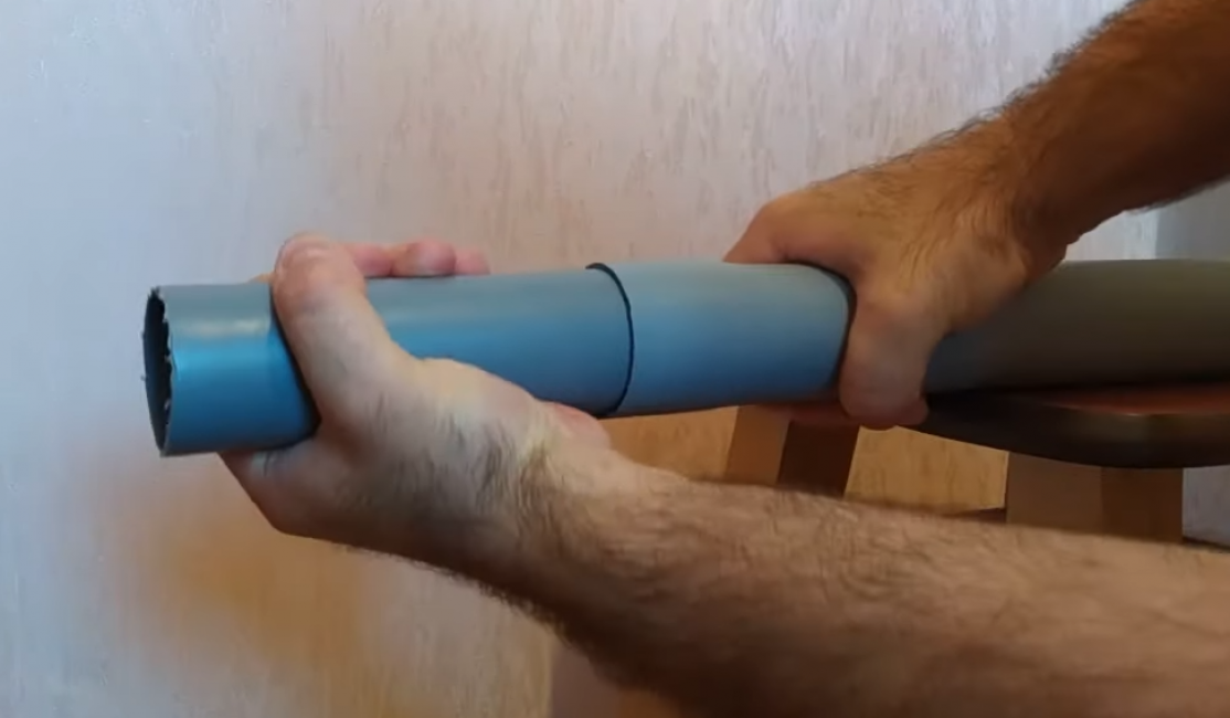 Poussez une partie du tuyau dans l'autre jusqu'à la longueur maximale.