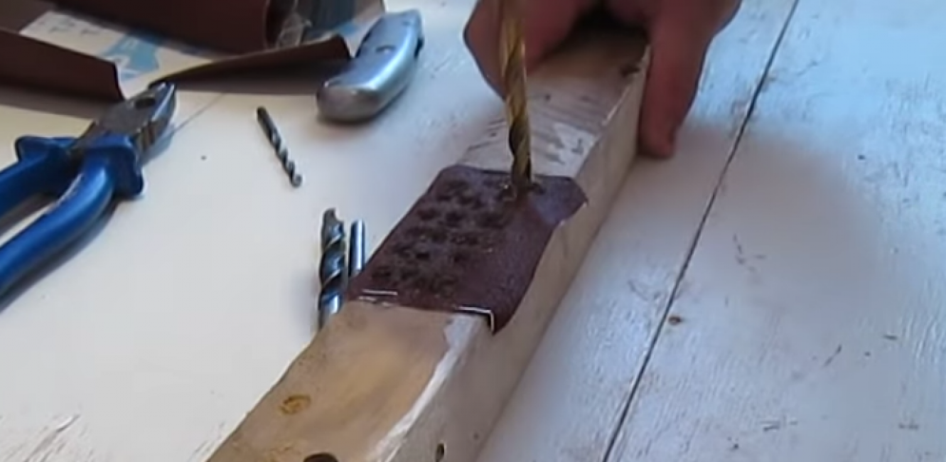 Percez des trous dans le papier de verre tant qu'il y a de l'espace libre. Vous devez percer au moins dix pièces.