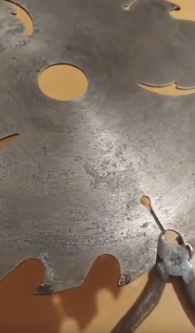 Une fois que toute la rouille a quitté les outils, retirez-les et lavez-les à l'eau courante à l'aide d'une éponge douce. Séchez ensuite les instruments.