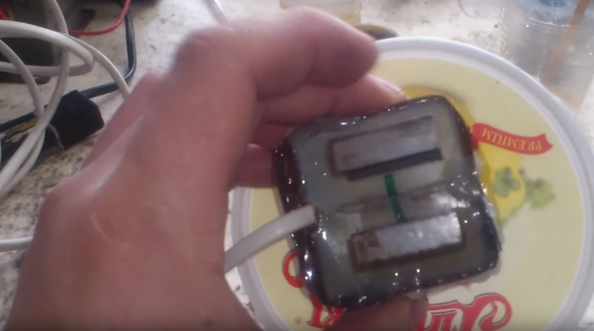 Vérifiez si la résine a durci. Il lui faudra environ une journée pour le faire.