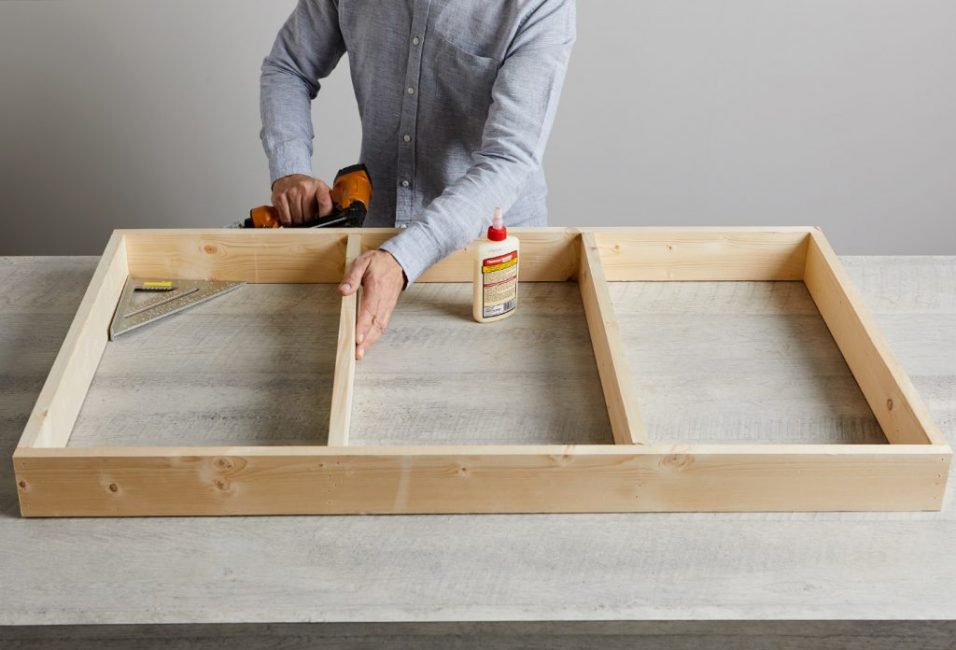 Pour égaliser les coins, utilisez une équerre