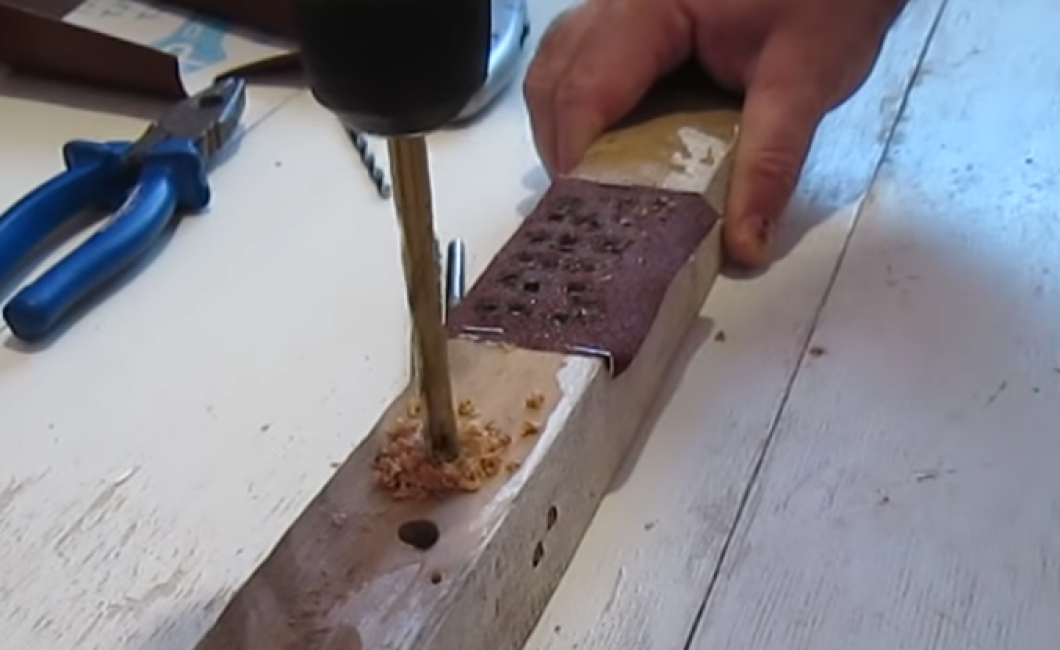 Maintenant, sur la partie libre du bloc de bois, vérifiez le tranchant du foret en faisant un trou dans l'arbre.