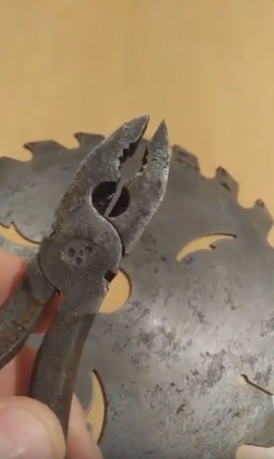 Voici à quoi ressemblent la pince et le disque après avoir été traités dans une solution bouillante d'acide citrique.Comme vous pouvez le voir, il n'y a plus de rouille.