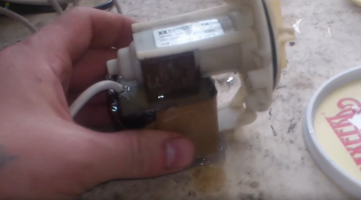 Déchirez le couvercle en plastique et coupez l'excédent de colle. Vous pouvez maintenant mettre la roue à aubes.