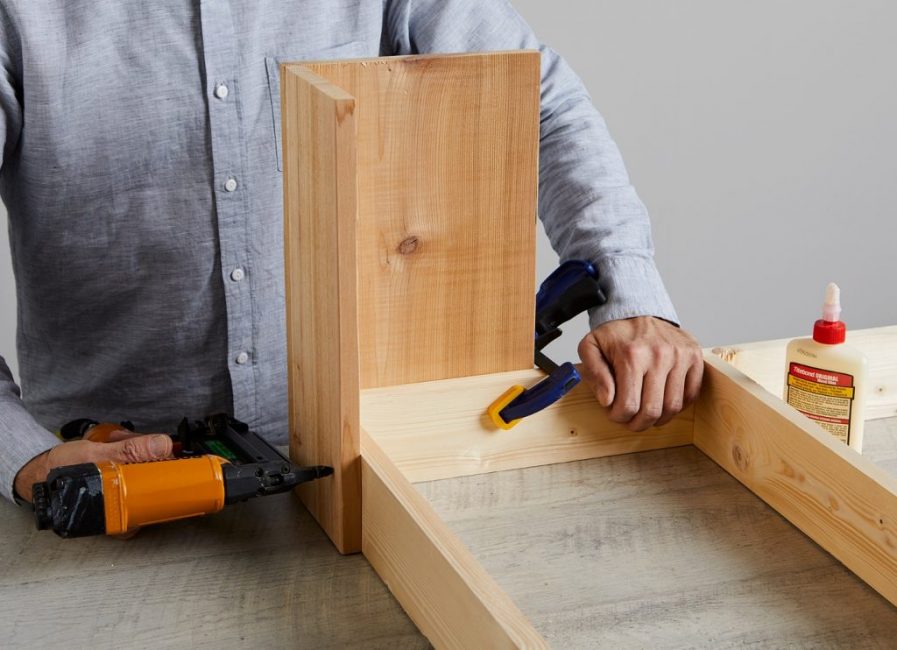 La colle aide à fixer en plus la surface de l'arbre ensemble.