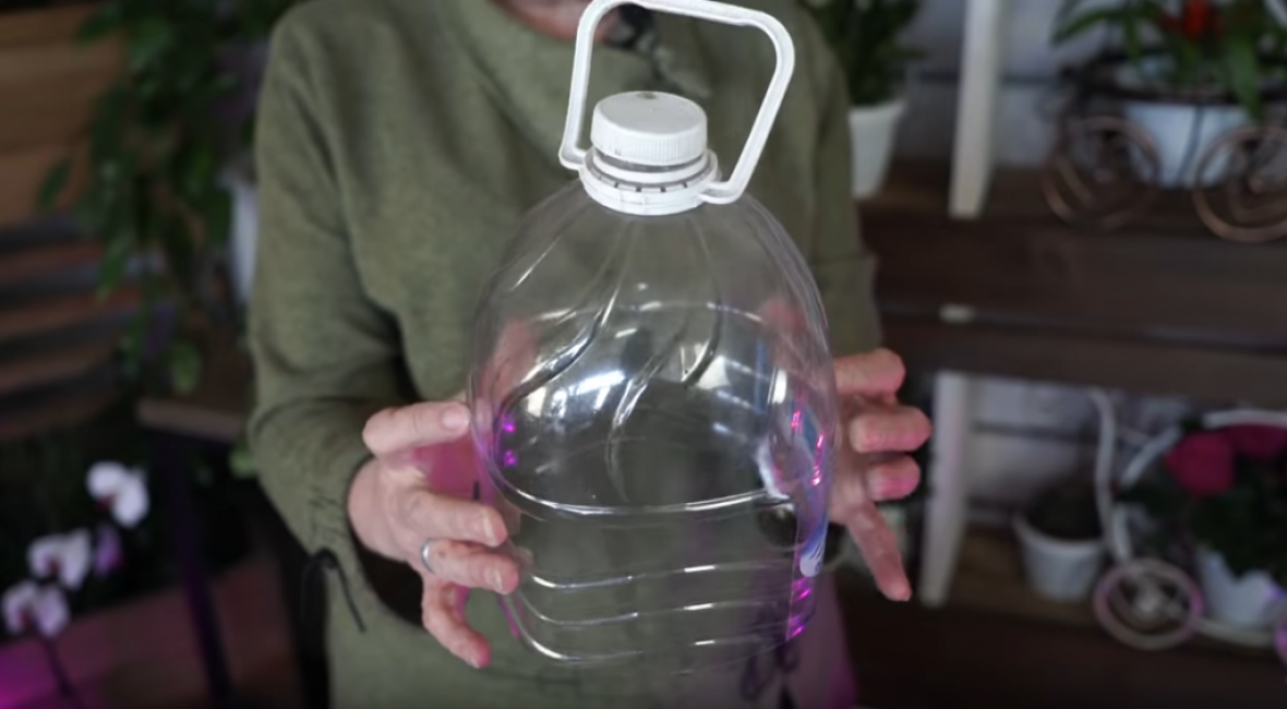 Coupez la coupe avec des ciseaux si nécessaire. Faites ensuite des trous sur les côtés à la même distance de la coupe. Cela peut être fait avec un clou chaud.