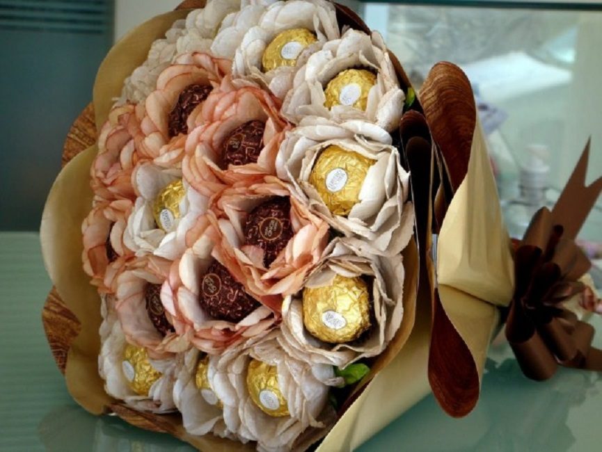Bouquet de bonbons et de roses