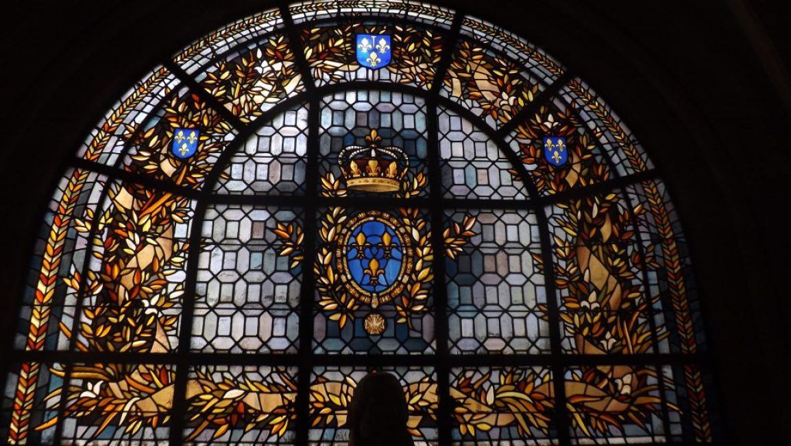 Travail étonnant du maître, vitrail incroyablement complexe