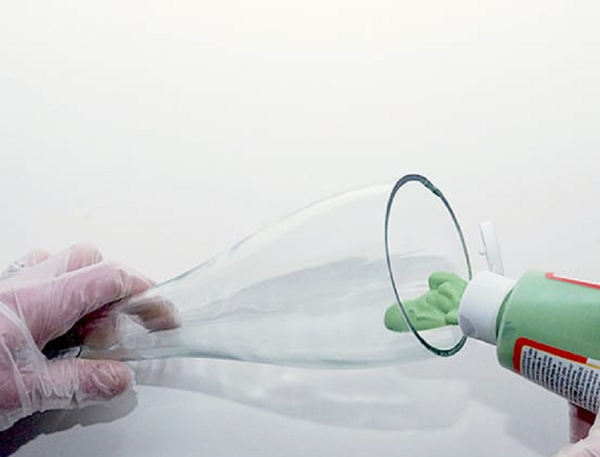 Pour la coloration, vous pouvez utiliser à la fois des vitraux et des peintures acryliques à partir de tubes.