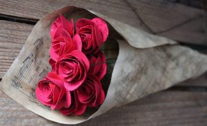 Comment faire une rose à partir de papier ordinaire et crêpé : tutos pas à pas
