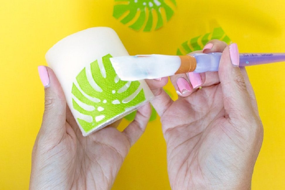 Chaque fragment est enduit de colle sur le dessus - pour que l'image tienne mieux