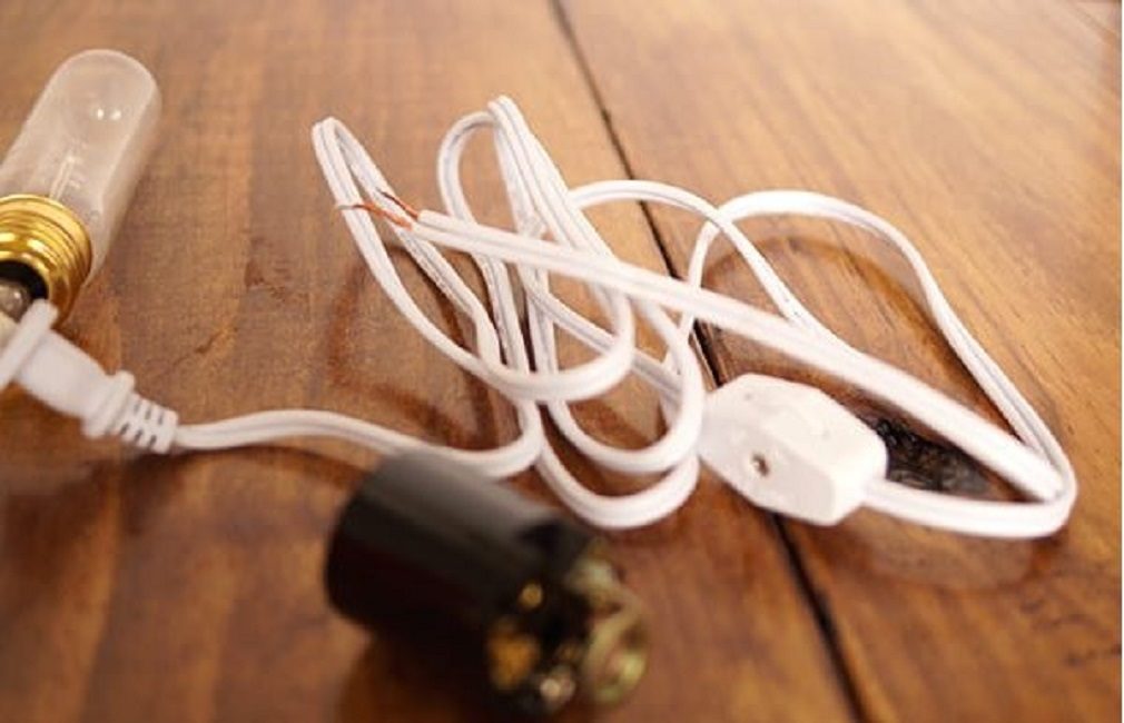 Lorsque les bouteilles sont peintes, des cartouches avec des fils y sont insérées, puis connectées à une prise de courant pour vérifier leur fonctionnalité.