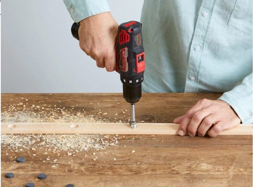 Lorsque le balisage est fait, à l'aide d'une perceuse à buse ronde, il faut percer des trous pour les aimants