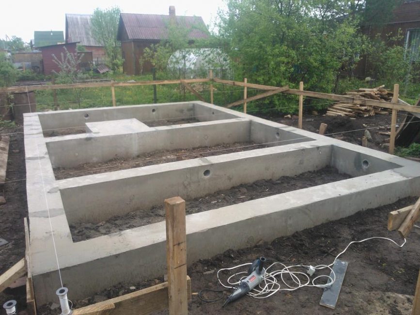 Fondation de bande pour un bain