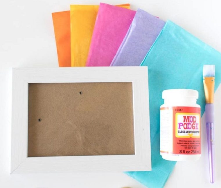 Il vaut mieux prendre le cadre le plus ordinaire en bois sans motifs en relief - c'est plus facile à travailler