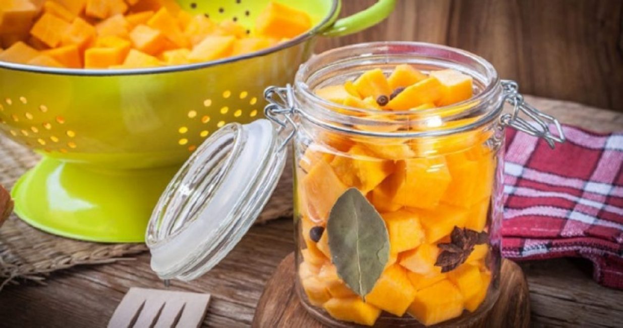 La citrouille marinée est une excellente collation d'hiver