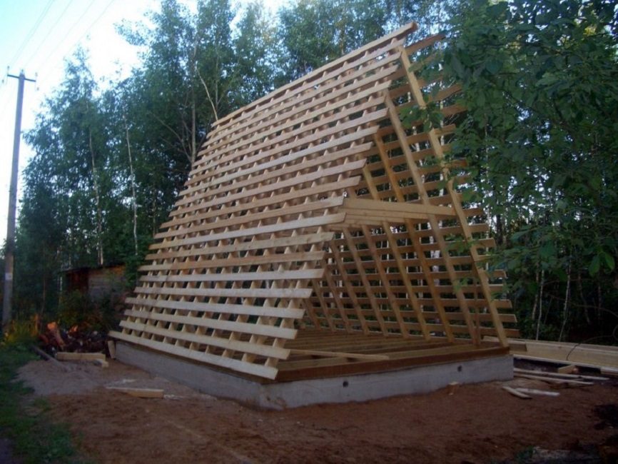 Installation de la charpente de la cabane