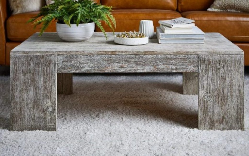 Sur une table basse au style champêtre, vous pouvez servir du café, ou vous pouvez ranger des objets de décoration