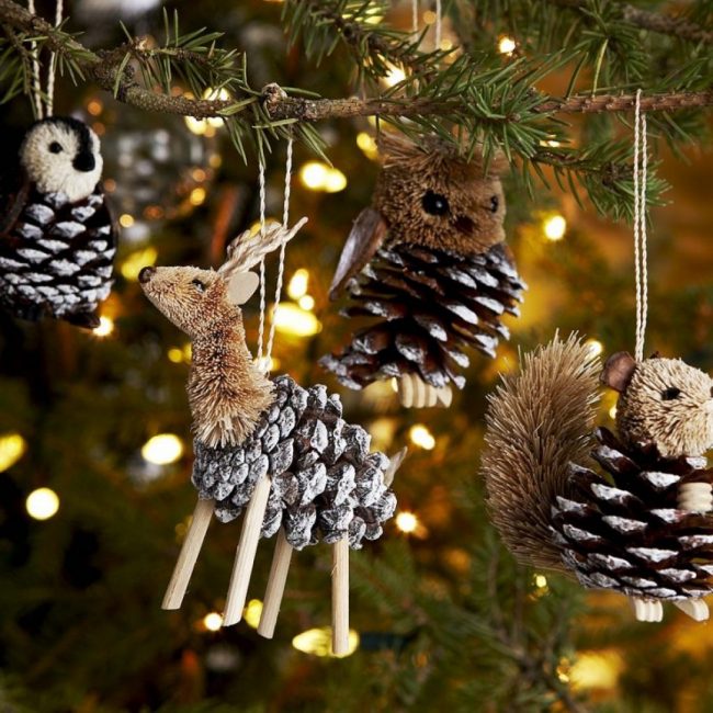 Les cônes sont un matériau universel pour la décoration du Nouvel An.