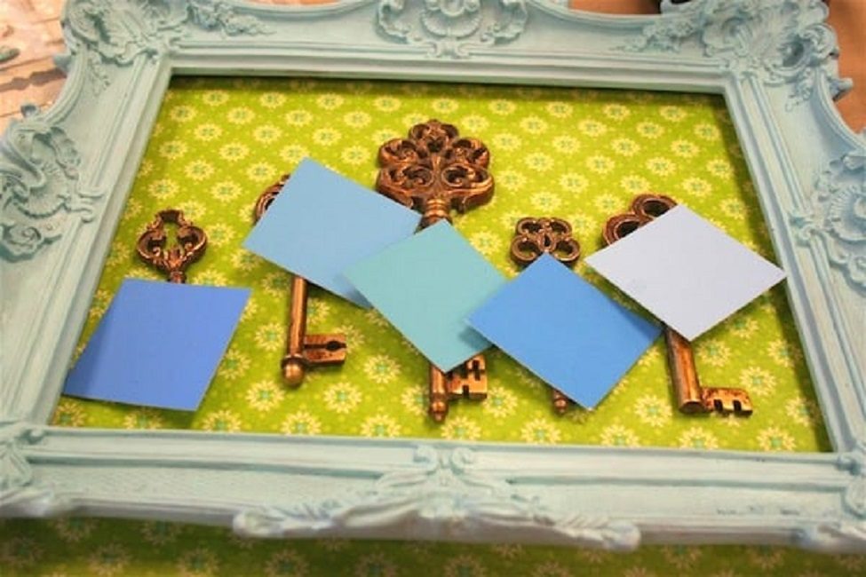 Les touches collées sont recouvertes de papier afin que la poussière ne pénètre pas pendant le séchage.