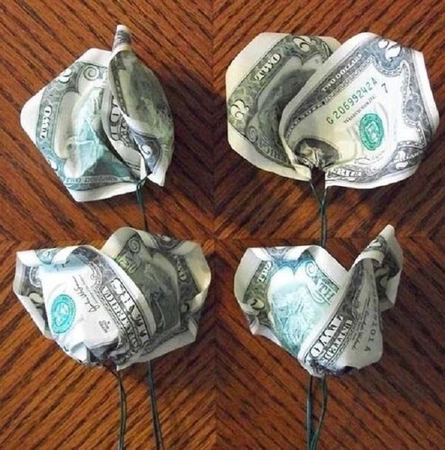 Tirer le fil à travers d'autres pétales