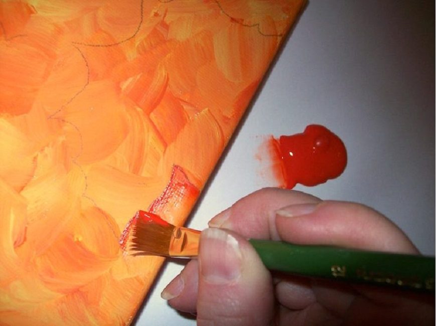 Vous pouvez peindre la toile avec un pinceau plat - de cette façon, la couleur se fixe plus uniformément