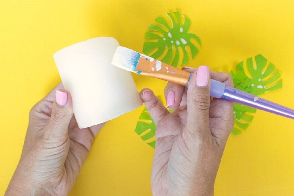 La bougie est recouverte de bornes aux endroits où se trouvera l'image des feuilles