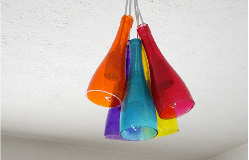 Dans un lustre, il est préférable d'utiliser une cartouche E14 - elle est étroite et s'insère juste dans le goulot de la bouteille