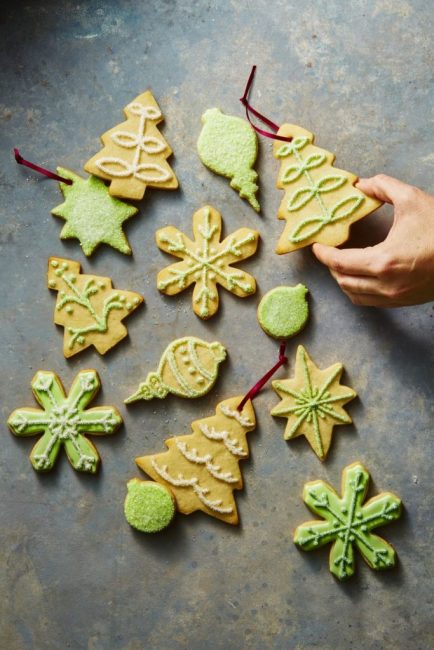 Les biscuits au pain d'épice sont une décoration classique pour Noël et le Nouvel An. Il est fabriqué à l'aide de moules spéciaux et de glaçage de sucre en poudre avec des colorants. Les enfants sont particulièrement heureux avec ce décor.
