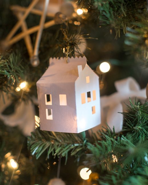 Les petites maisons en papier avec des fenêtres n'ont pas besoin de décoration supplémentaire. A la lumière d'une guirlande de sapin de Noël, ils se transforment en fabuleux !