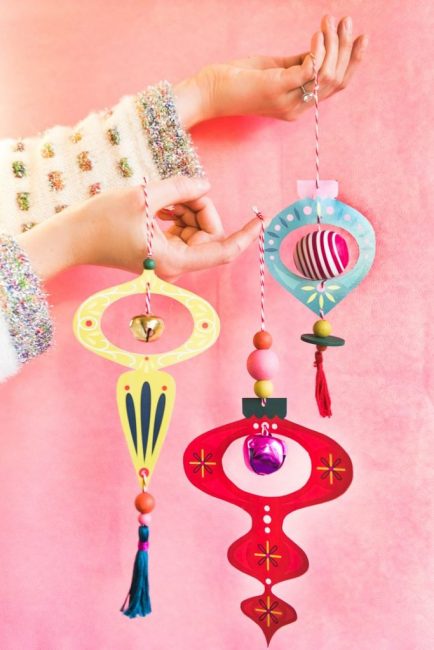 Les décorations rétro imprimées sont peu coûteuses et ont un look incroyable. Comme décor supplémentaire, des pinceaux en fils, des perles ont été utilisés.