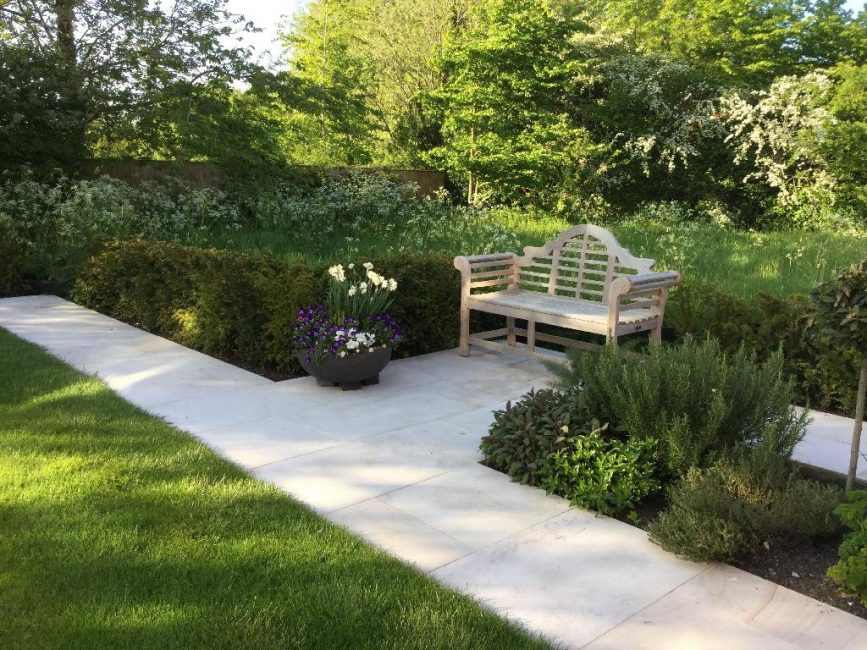 Aire de loisirs avec bancs